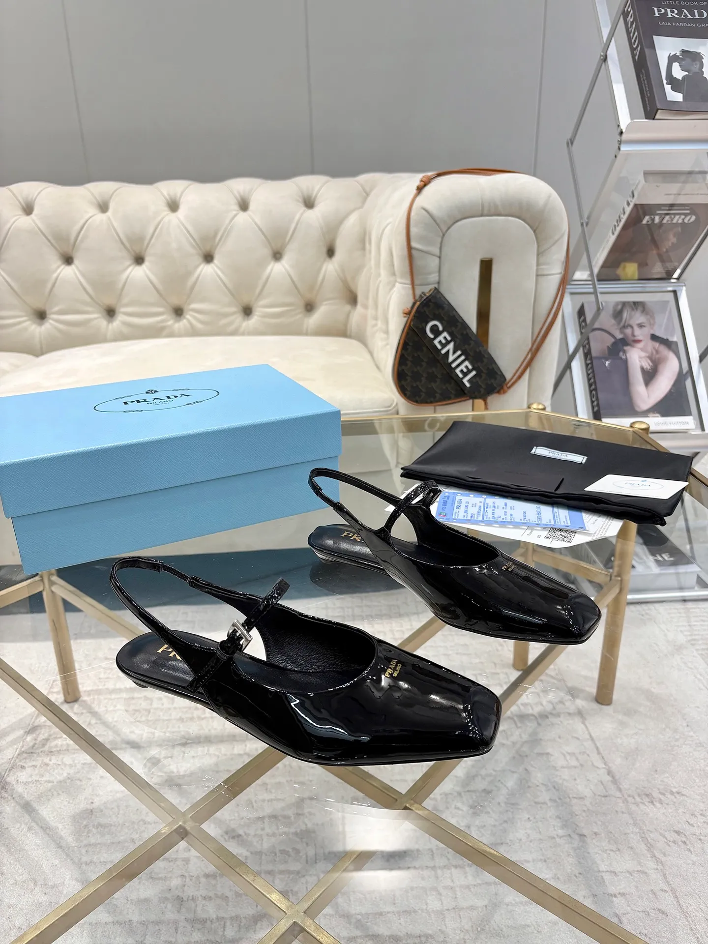 👟👟Ex-factory price 560👟👟 (imitation leather bottom-20) New arrival 👉Ready stock👈Remove the original board and make a 1:1 replica‼ ️ The highest version of Prada's early spring catwalk hot style 😘The latest spring style Retro Mary Jane series Genuine leather sole Simulated leather sole A must-have for goddesses Super comfortable on the feet to reduce age 👉The upper is made of imported cowhide leather Comfortable small square toe Retro and playful Lining + foot pads Imported sheepskin lining Breathable and comfortable (1.5 high small insert heel) Duplicate private molded buckles (all original logos) Code number 35M-39M (34 40 41 42 customized, non-refundable and non-exchangeable)✅